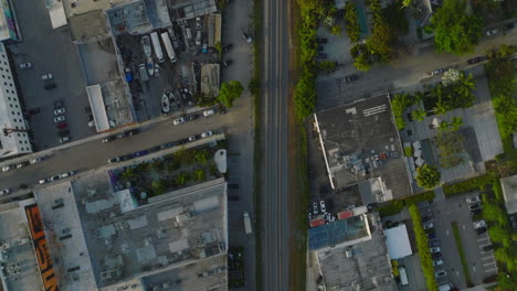 Blick-Aus-Der-Vogelperspektive-Auf-Die-Zweigleisige-Eisenbahnlinie,-Die-Durch-Die-Stadt-Führt.-Verschiedene-Gebäude-Entlang-Der-Gleise.-Miami,-USA