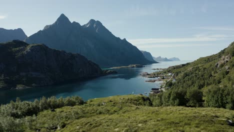 toma aérea de un avión no tripulado del paisaje escandinavo con montañas dramáticas, océano y vegetación verde