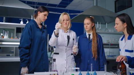 estudiantes realizando un experimento en un laboratorio