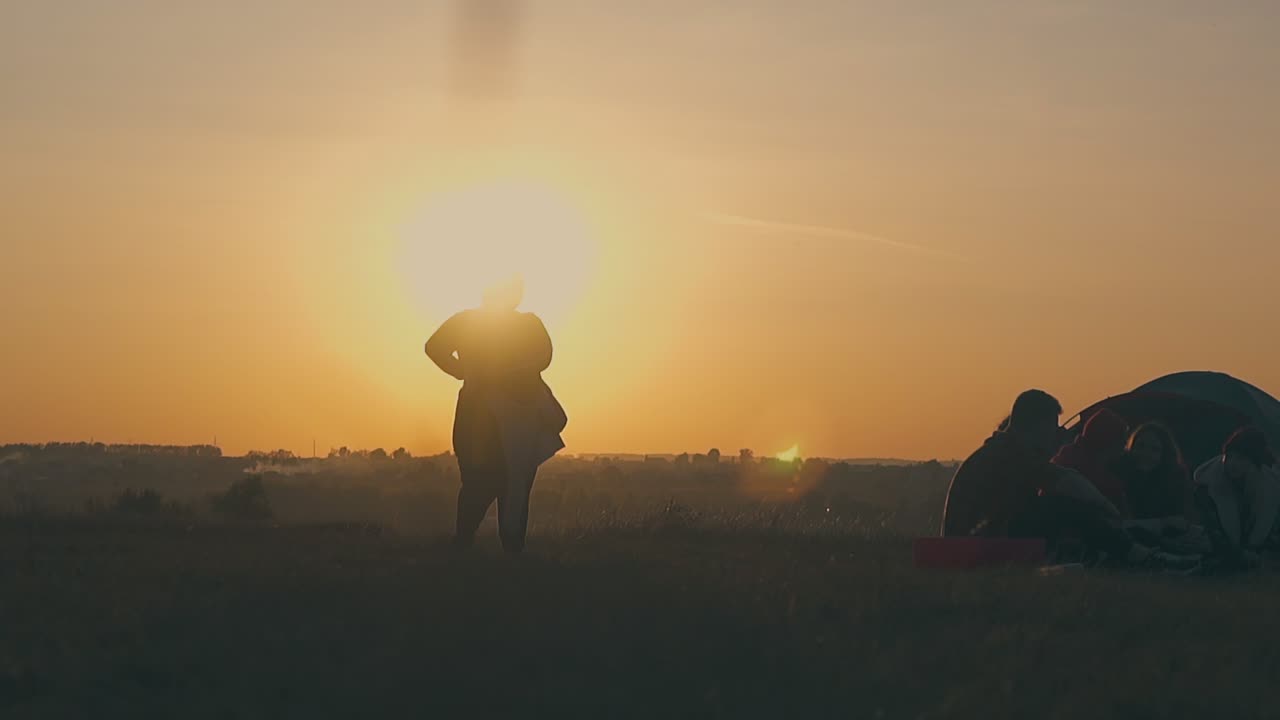 silueta de una chica gorda activa en un campamento turístico en cámara lenta