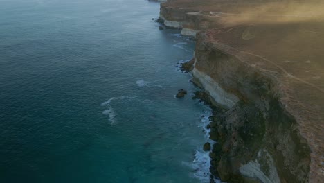 Vorwärts-Drohnenansicht-Der-Nullarbor-Klippen-Am-Abend-In-Südaustralien