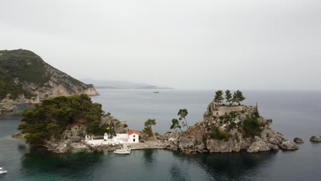 Vista-Aérea-Del-Horizonte-De-La-Ciudad-Griega-De-Parga-En-La-Costa-Jónica-Con-La-Capilla-De-La-Asunción-De-La-Virgen.