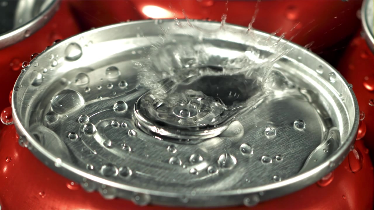 Gotas de Água Espirrando em uma Lata de Refrigerante Vermelha Gelada
