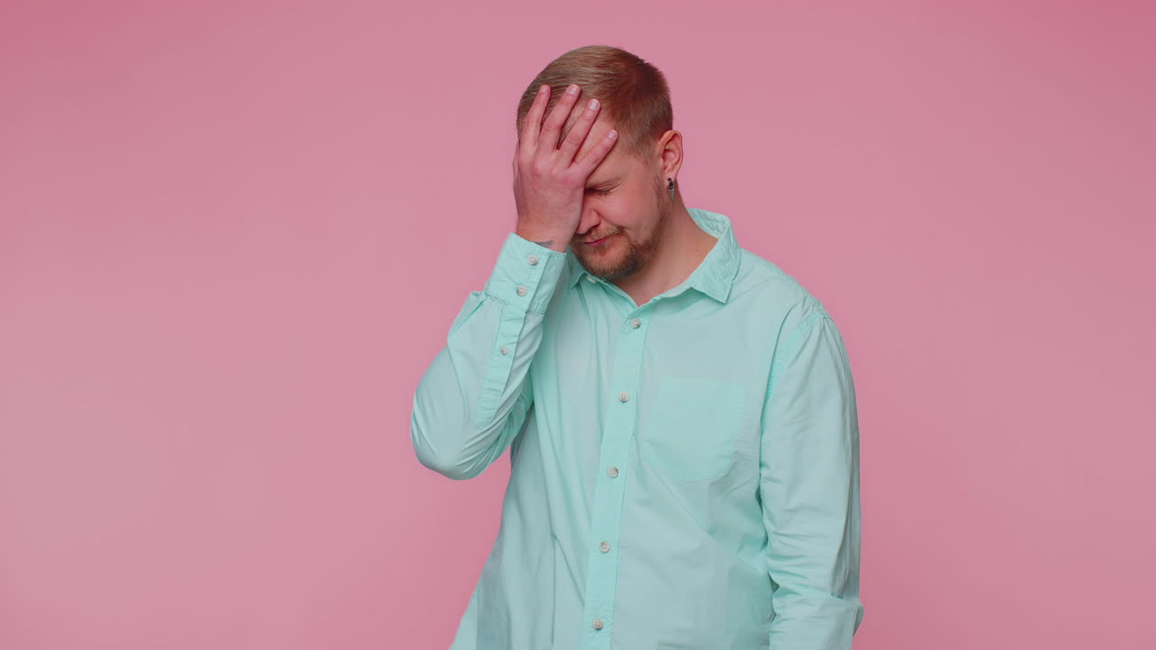 turista molesto hombre elegante haciendo rostro gesto de la palma, sintiéndose aburrido, decepcionado con el resultado, malas noticias