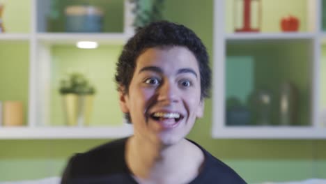 un adolescente mentalmente enfermo comienza a volverse loco mientras está sentado en casa solo. el concepto de esquizofrenia y paranoia.