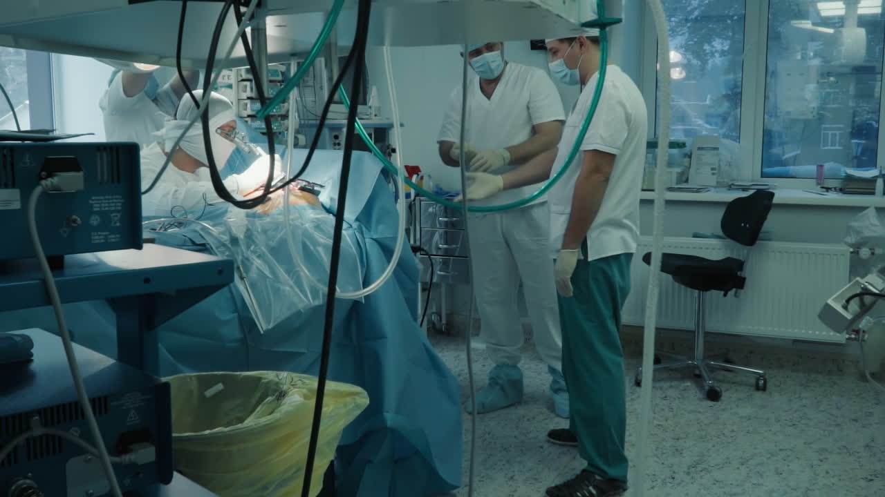 los médicos discuten el plan de cirugía en la sala. los colegas cardiólogos dan consejos durante la cirugía de derivación de la arteria coronaria en el hospital. operación complicada