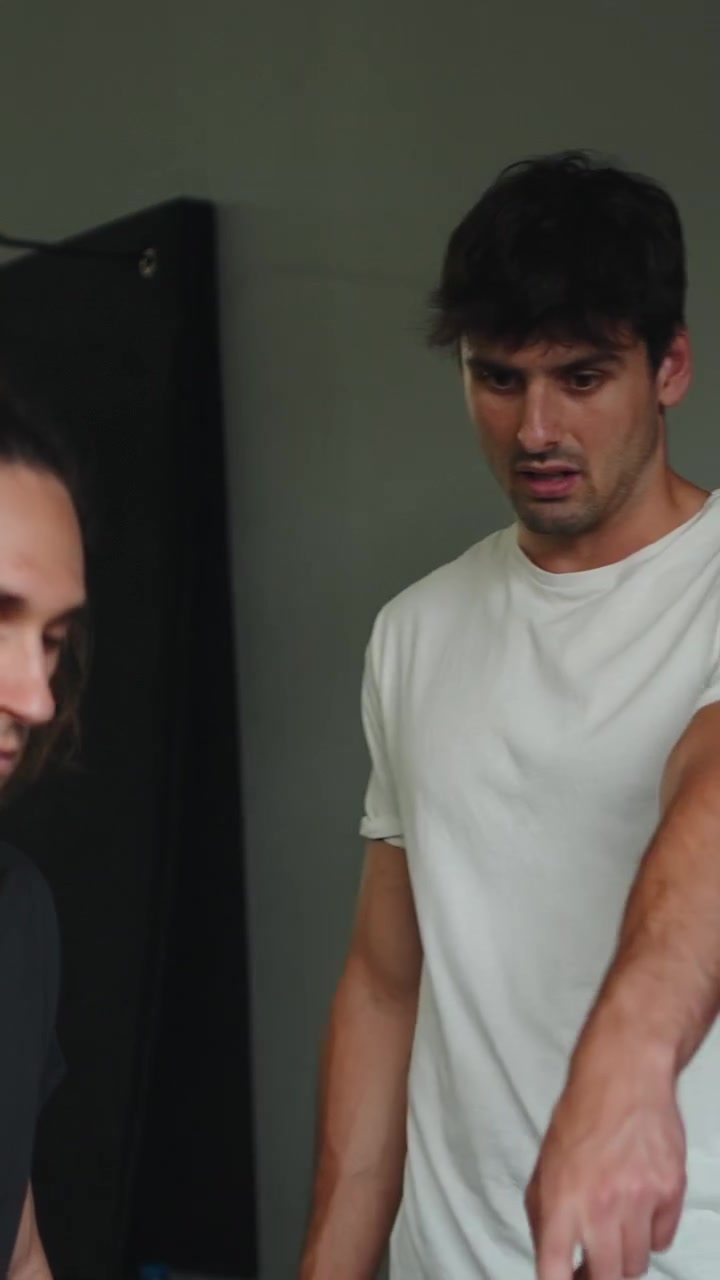 Personal Trainer che istruisce un cliente durante l'allenamento in palestra