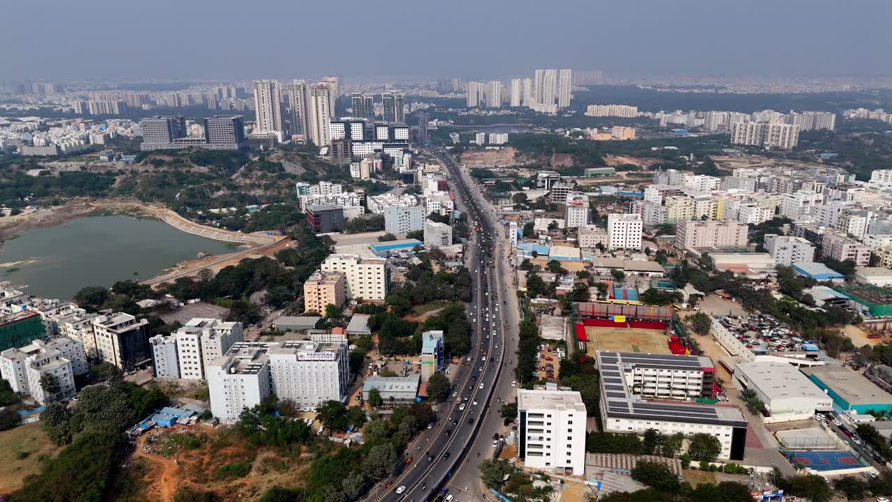 Ripresa da drone sulla strada arteriosa di HITEC City, che collega parchi IT, torri e centri commerciali nel cuore del distretto dell'innovazione di Hyderabad.