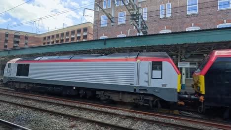 el tren pasa por la estación de cardiff en gales.