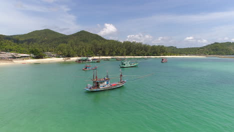 Barcos-De-Sobrepesca-En-Una-Isla-Tropical