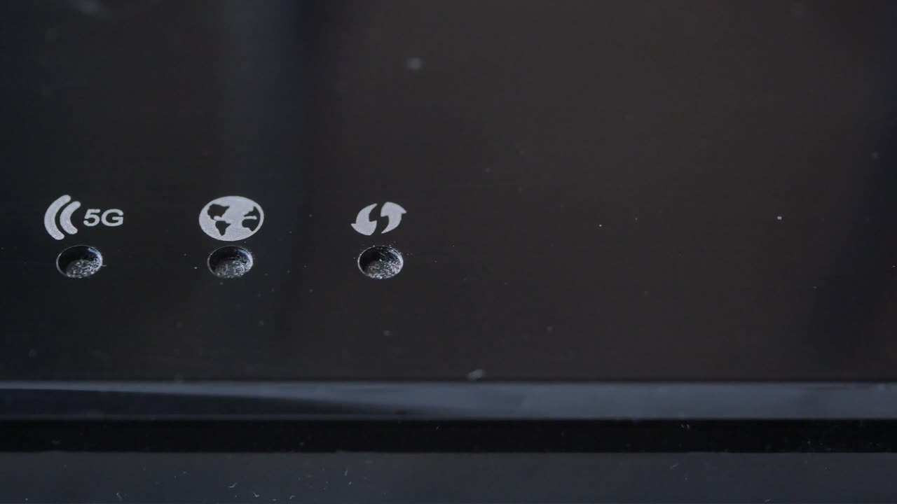 primer plano de un router inalámbrico con símbolos de conectividad