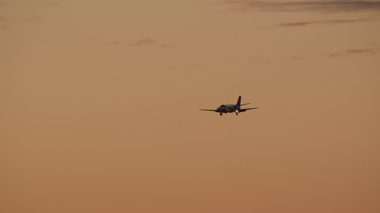 aterrizaje de un avión privado al atardecer