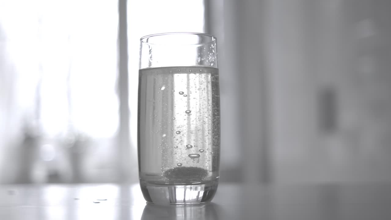 아스피린을 마시고 술 한 잔을 마시며, 슈퍼 슬로 모션 카메라 1000fps로 촬영합니다.