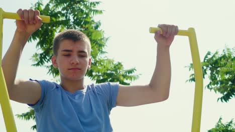 un adolescente hace deportes en el patio de recreo 07