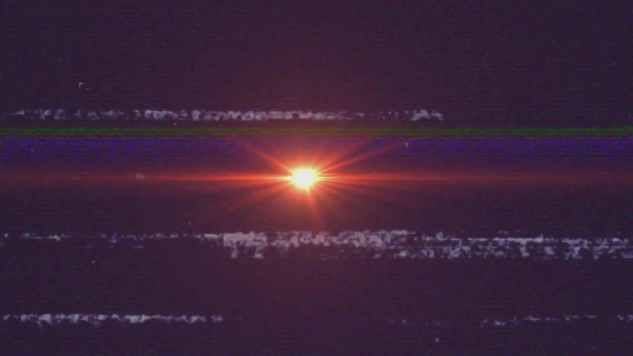 Animazione di interferenze su scie luminose su sfondo nero