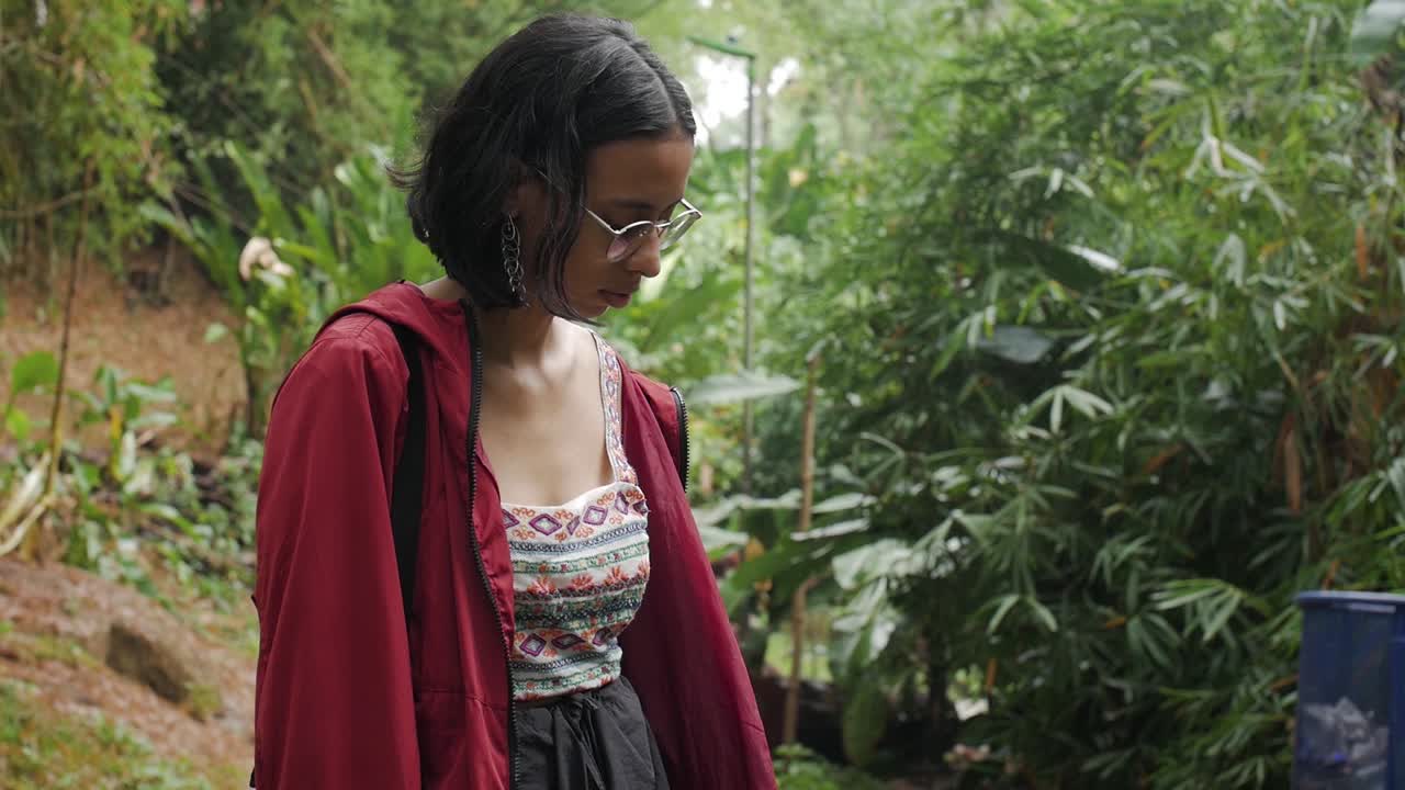 자연 공원을 내려다보는 변덕스러운 소녀