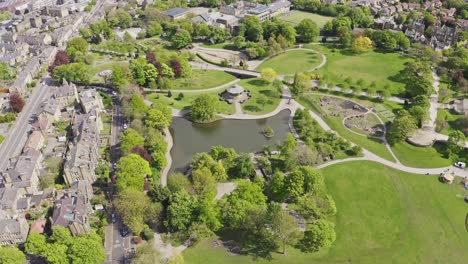 Luftdrohne-Ziehen-Schuss-Zurück,-Der-über-Huddersfield-Town-Und-Greenhead-Park-Fliegt