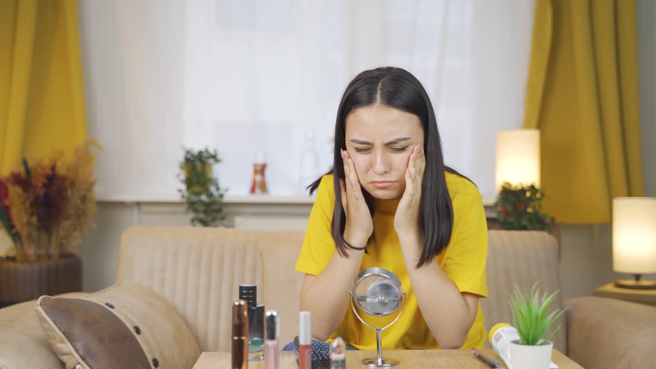 그녀의 여드름에 괴로워하는 젊은 여성.