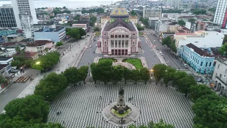 Eine-Drohnenaufnahme-Des-Amazonas-Theaters-,-Manaus,-Brasilien