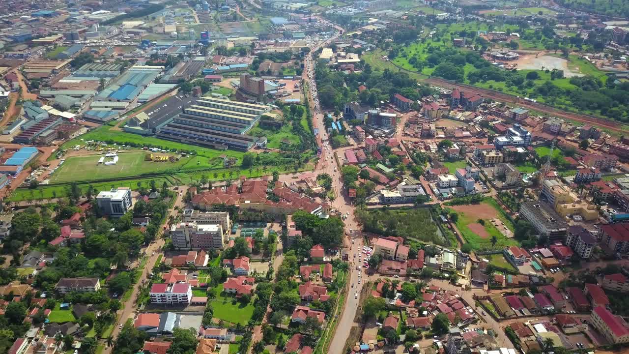 panorama del paisaje suburbano con centro comercial en bugolobi, distrito de kampala, región central, uganda