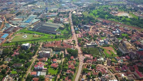 Panorama-Einer-Vorstadtlandschaft-Mit-Einkaufszentrum-In-Bugolobi,-Distrikt-Kampala,-Zentralregion,-Uganda