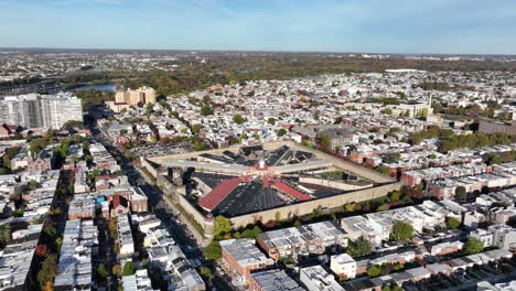 Imágenes-Aéreas-En-La-Mañana-Al-Norte-Del-Centro-De-Filadelfia-Moviéndose-Lentamente-Hacia-El-Sitio-Histórico-De-La-Penitenciaría-Del-Estado-Del-Este