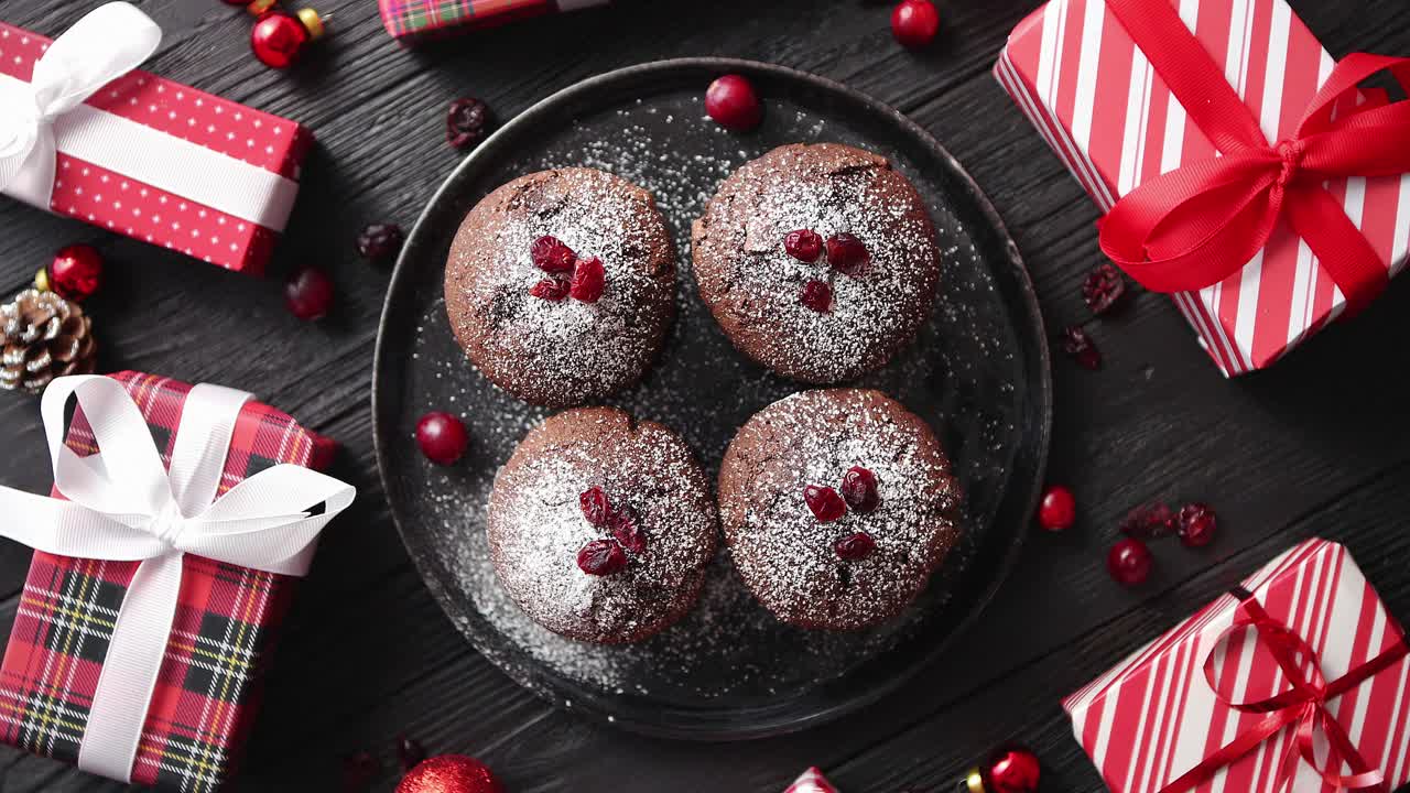 Deilige sjokolademuffins til jul servert på svart keramisk tallerken