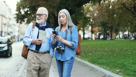 älteres-Paar-Touristen,-Die-In-Der-Stadt-Spazieren-Gehen-Und-Sprechen
