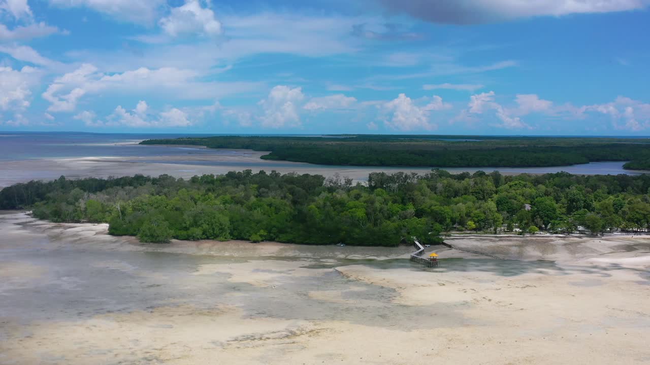 인도네시아 벨리퉁의 푸른 하늘과 화창한 날 썰물 때 리봉 섬 해안선의 넓은 공중 전망