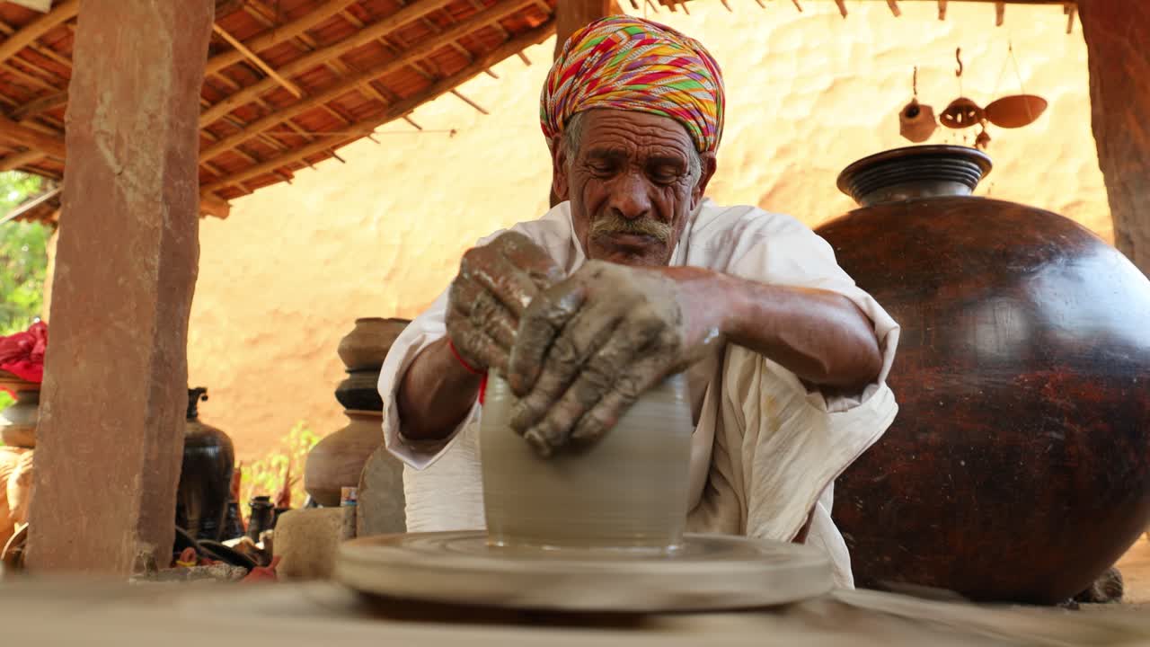Pottemaker på jobb lager keramiske retter. India, Rajasthan.