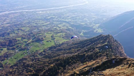 Aufstieg-Paragliding-Auf-Dem-Monte-Pizzocco,-Abenteuersport-In-Norditalien,-Luftaufnahme