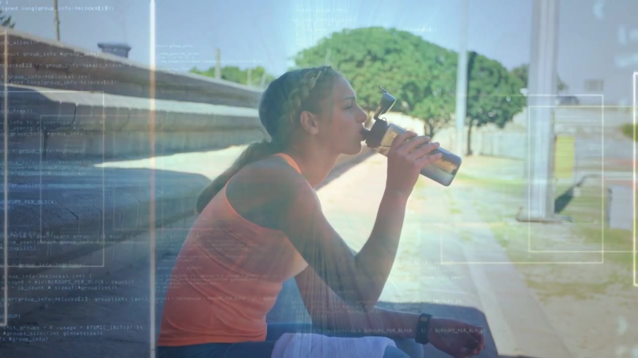 Athlète féminine se réhydratant après l'entraînement dans les gradins, un affichage tête haute (HUD) suivant les données de sa montre de fitness