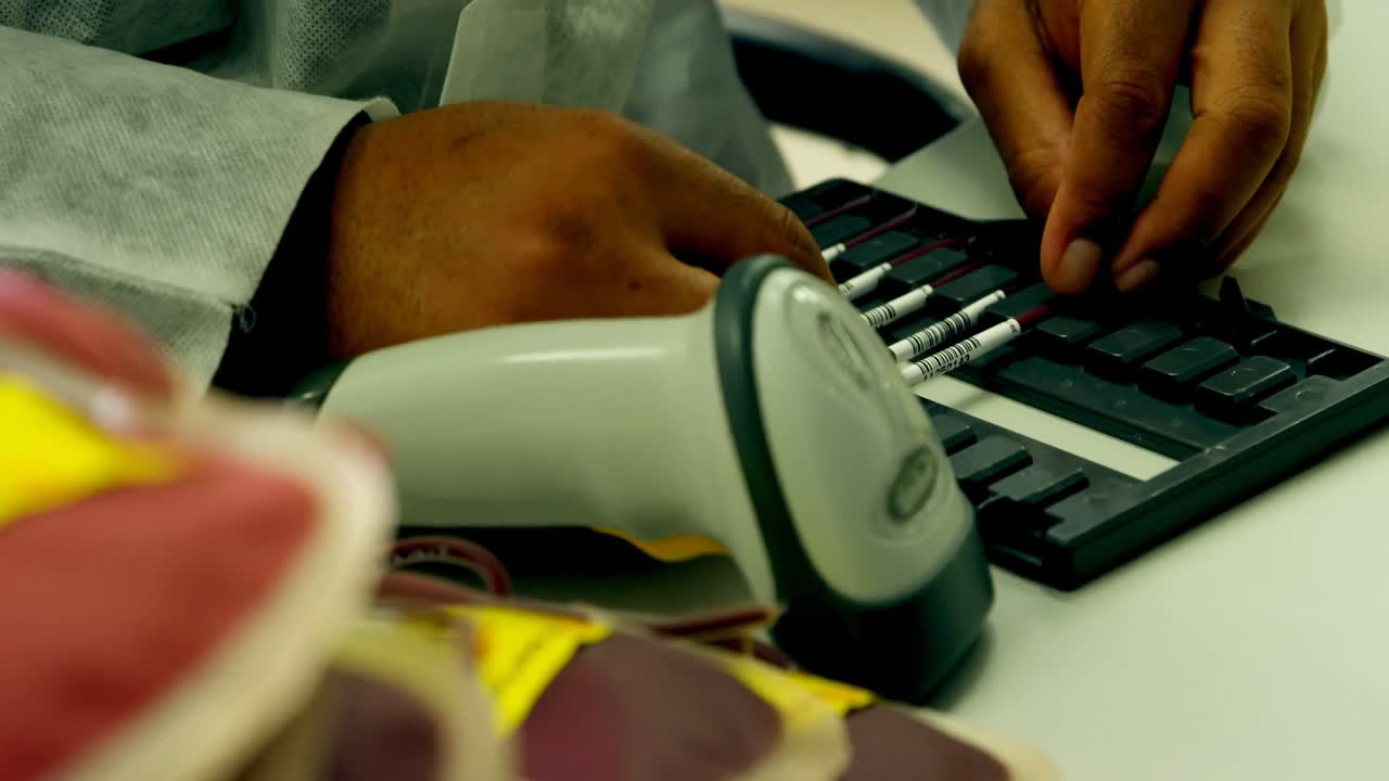 técnico de laboratorio organizando muestras de sangre en un estante 4k