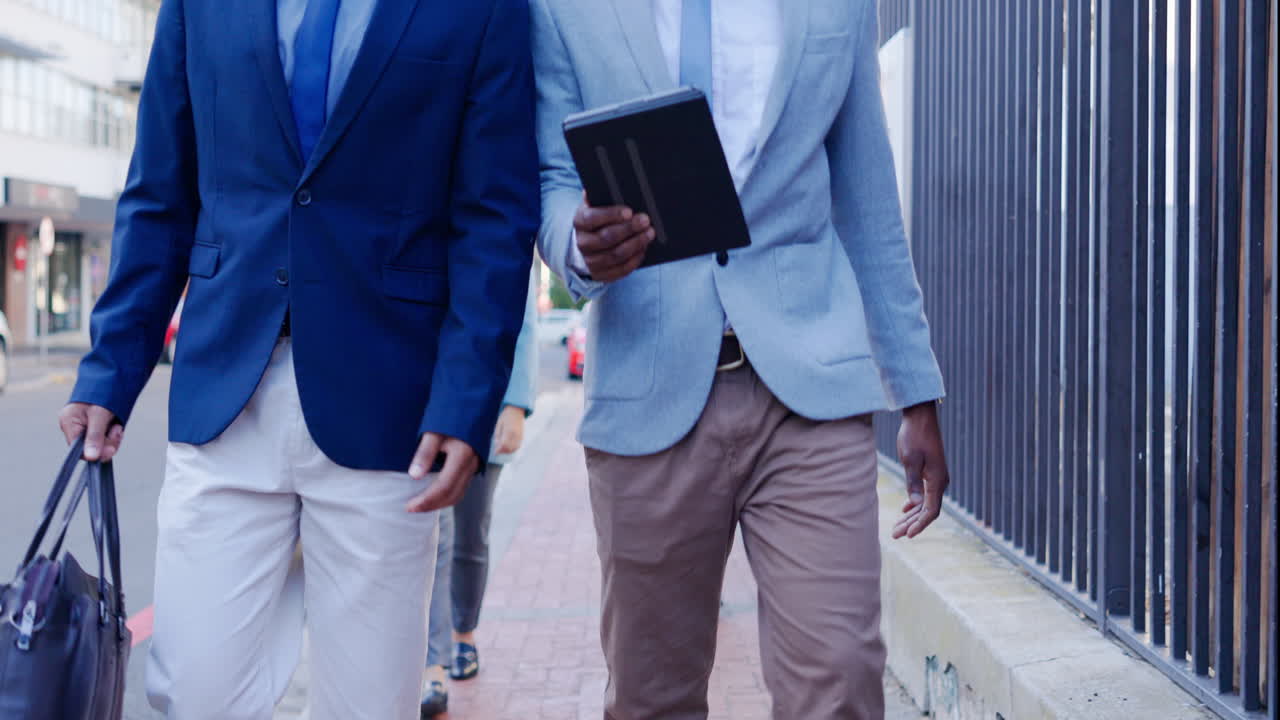 caminando, la ciudad y la gente de negocios en la tableta