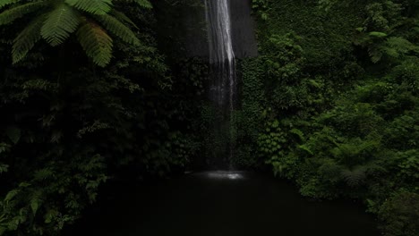 Ein-Kleiner-Plätschernder-Wasserfall-Im-Norden-Von-Bali,-Indonesien