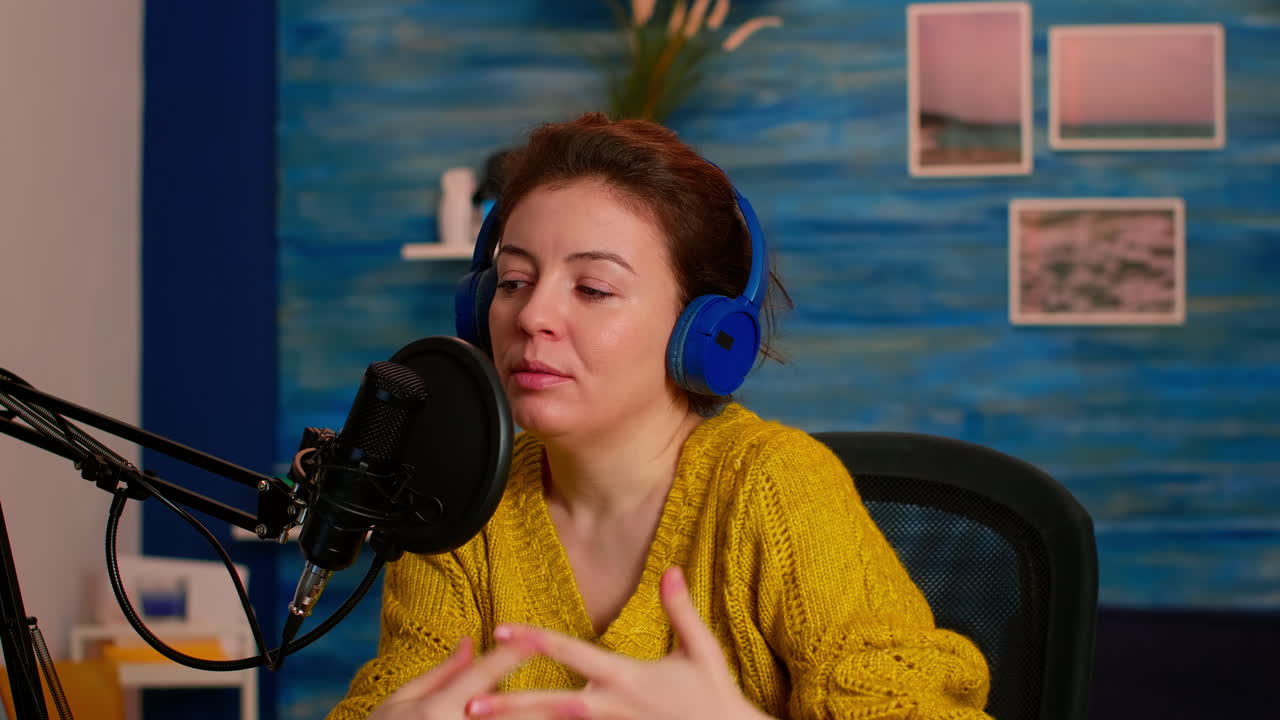 Influencer med høretelefoner tjekker lyden inden live-vlogging