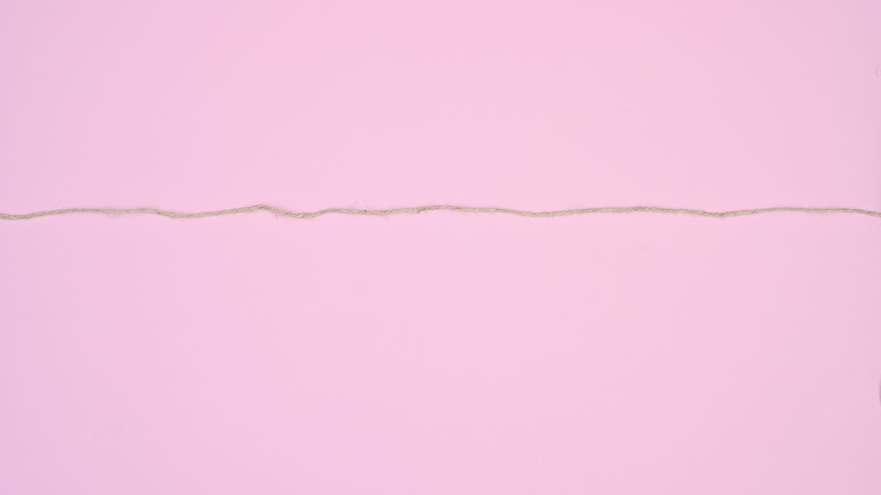 el día de san valentín detenga el movimiento de los corazones colgando de la cuerda en tema rosa