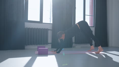 mujer haciendo yoga en un estudio