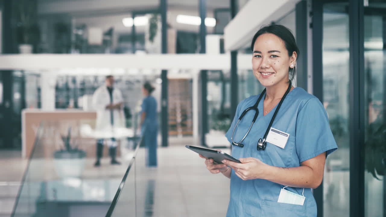 una joven médica que usa