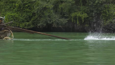 -propeller-being-used-to-turn-boat-around