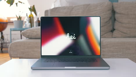 vue de face, la main de la personne soulève l'écran du macbook pro m1