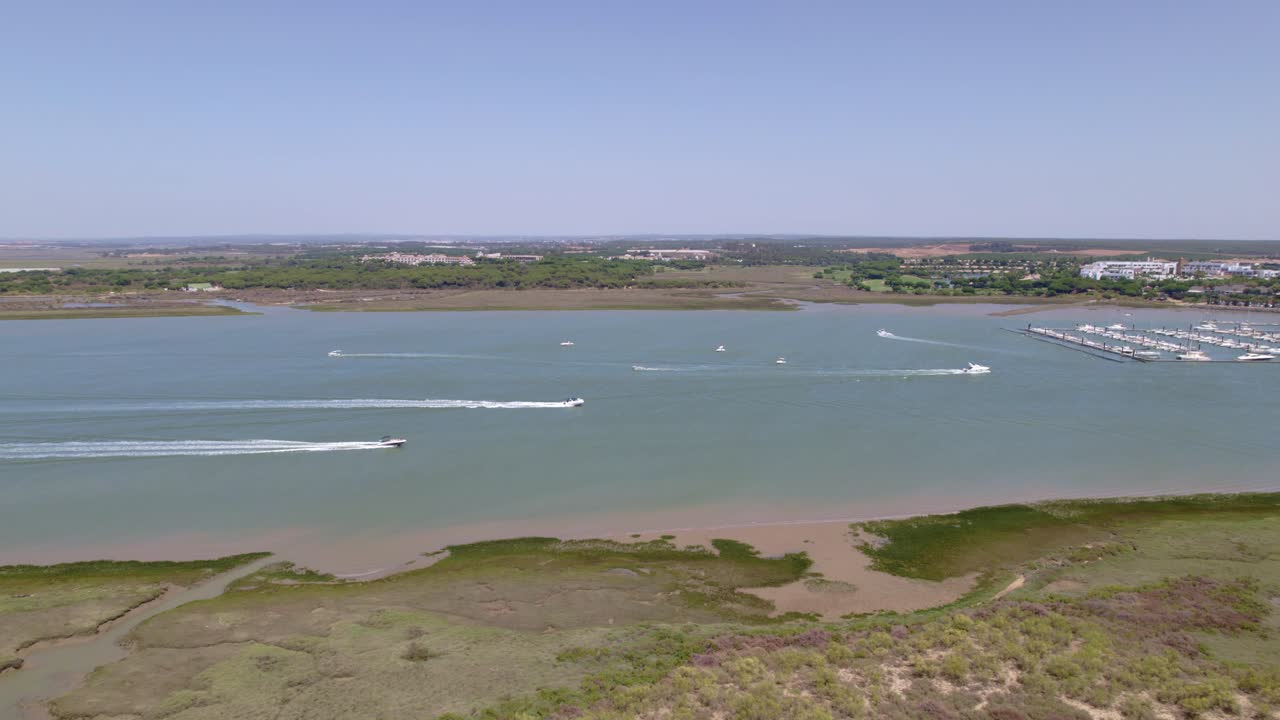 barcos a motor navegando y olas blancas en el estuario