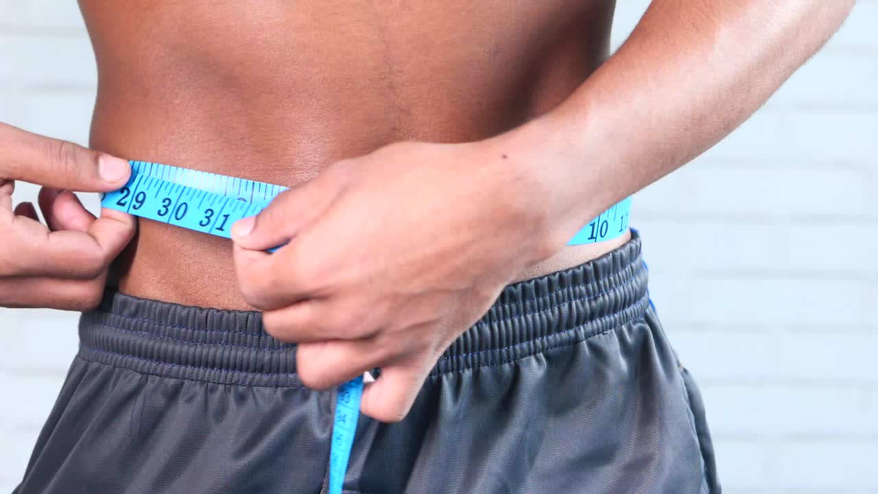 허리 둘레를 측정하는