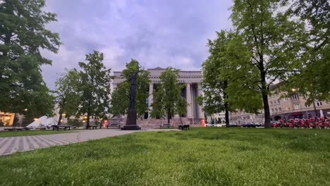 Martynas-Mažvydas-Vilnius-National-Library-and-Zinia-sculpture,-Lithuania