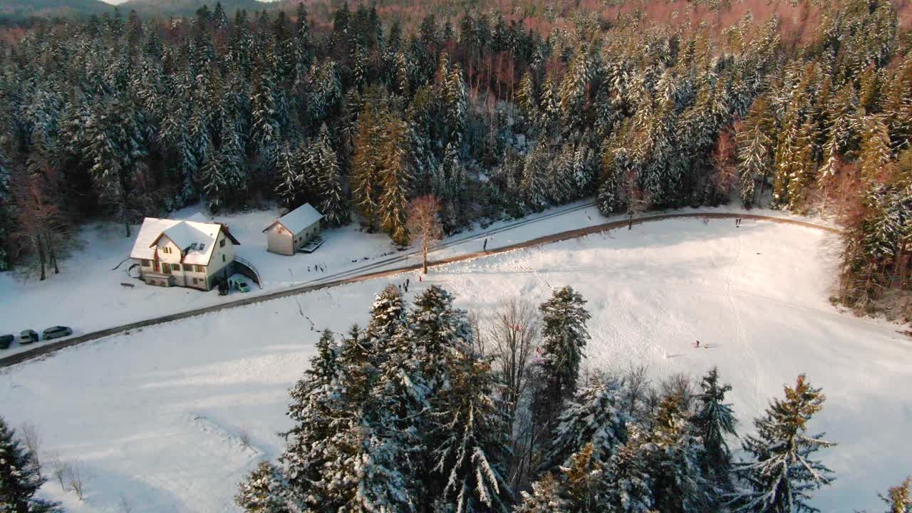 숲속의 마을을 드론으로 촬영