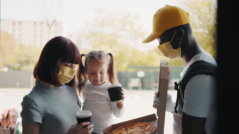 familia recibiendo entrega de pizza durante la pandemia de covid-19