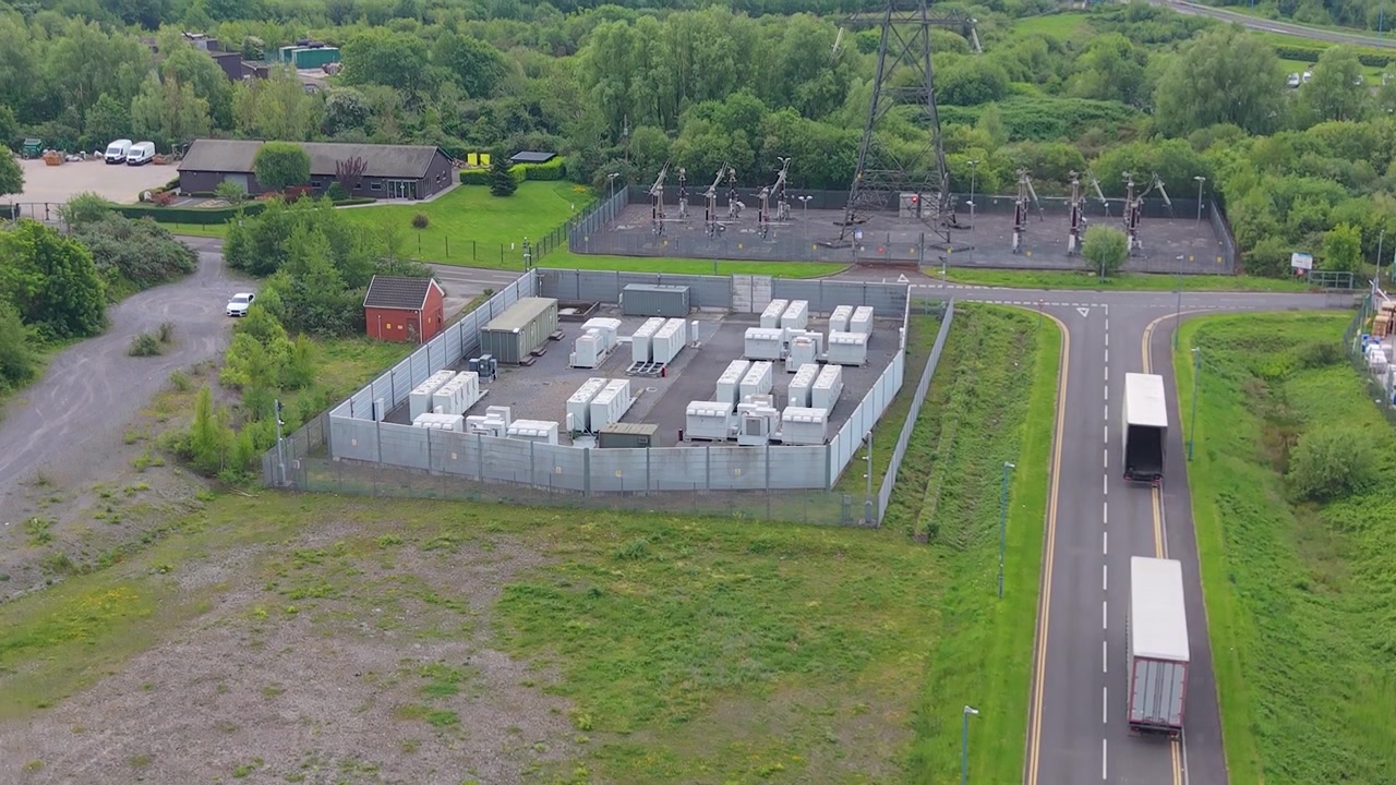 Veduta aerea dall'alto di un'installazione di sistema di accumulo di energia a batteria BESS realizzato con batterie agli ioni di litio. Moderna infrastruttura di energia verde, transizione energetica, sviluppo di infrastrutture sostenibili nel Regno Unito.