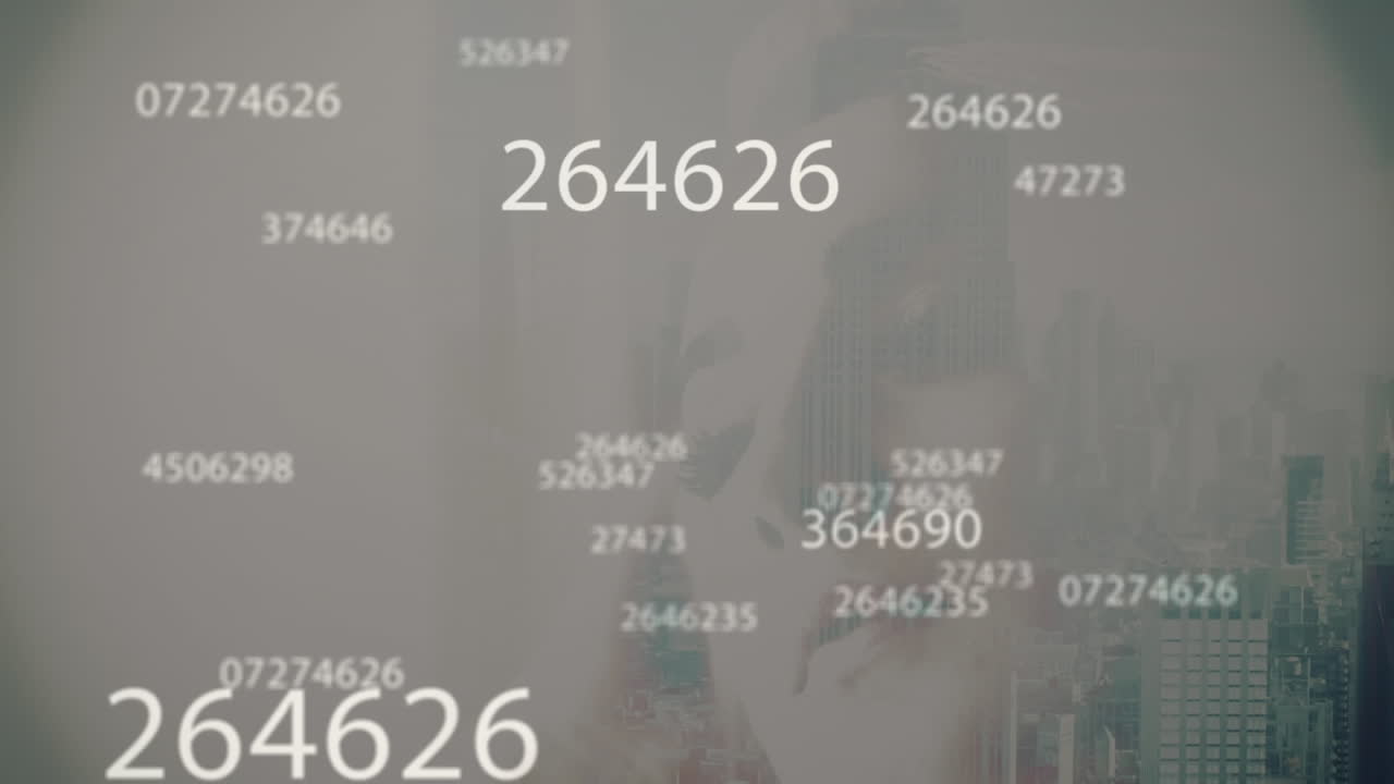 animación de múltiples números cambiantes sobre una mujer contra la vista aérea del paisaje urbano.