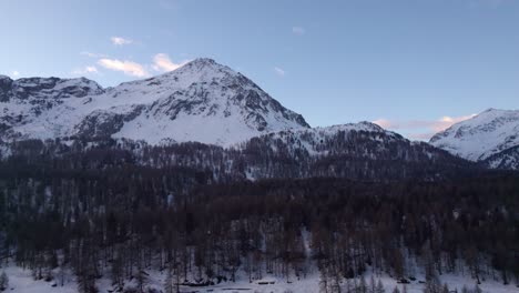 Majestuosa-Montaña-Suiza-Junto-A-Un-Lago-Congelado