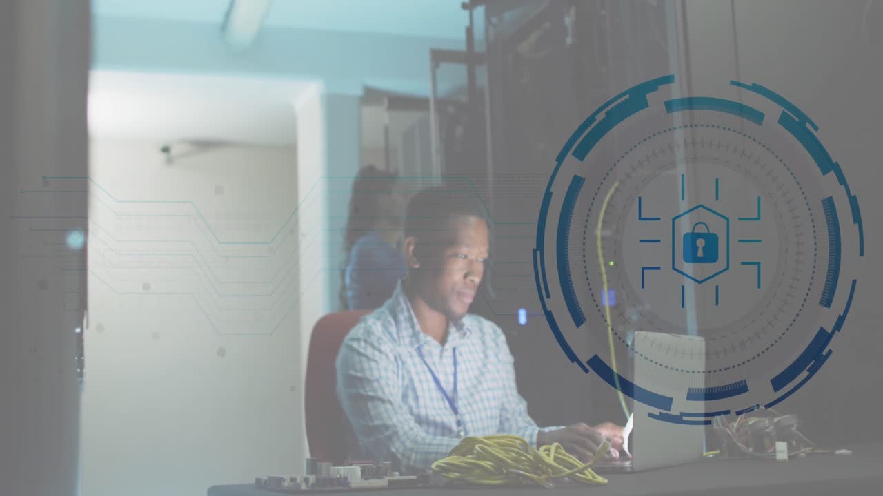animación de un candado en círculo sobre un ingeniero afroamericano usando una computadora portátil en el centro de datos